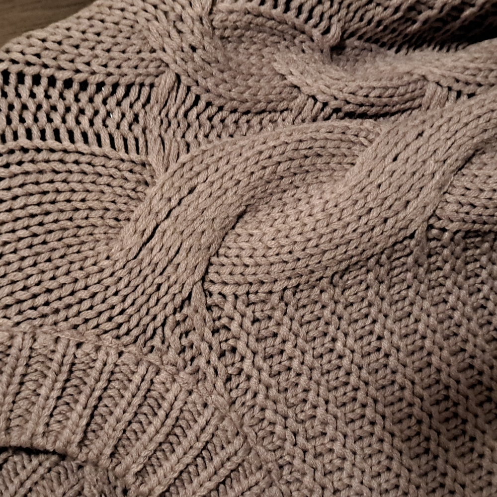 💥HP💥New Gray Cable Knit Sweater 💌price dropped - Picture 8 of 8